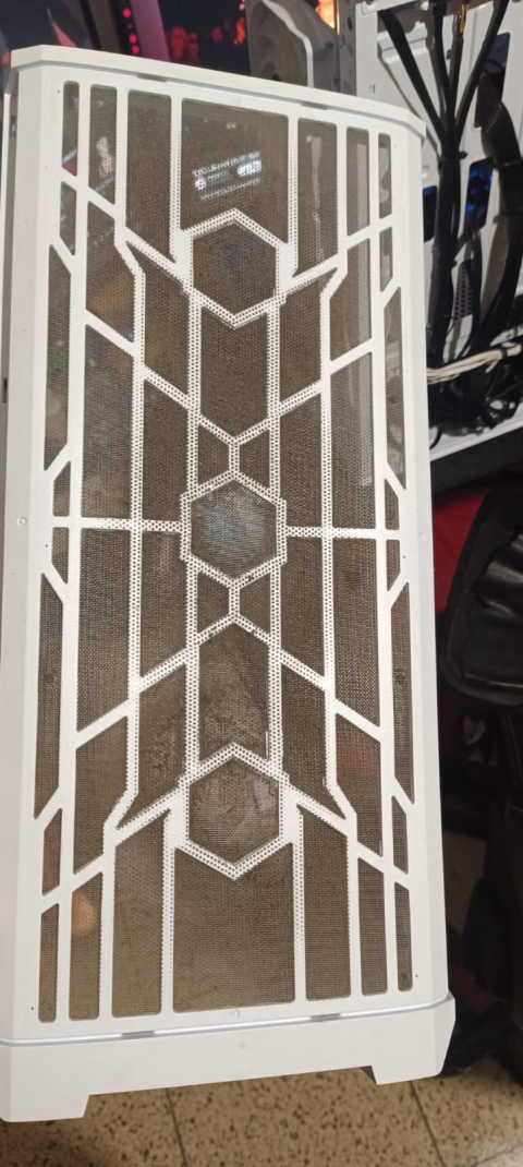 Antes: malla de ventilador de computadora de escritorio con polvo