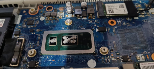 Después: pasta térmica nueva aplicada en procesador de laptop