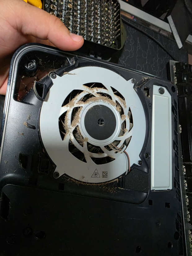 Antes: ventilador de PS5 con suciedad